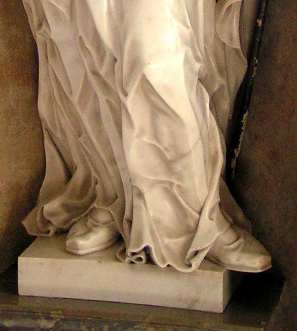 Detail der bewegten Gewandgestaltung und des Standsockels einer Skulptur von Anton Sturm