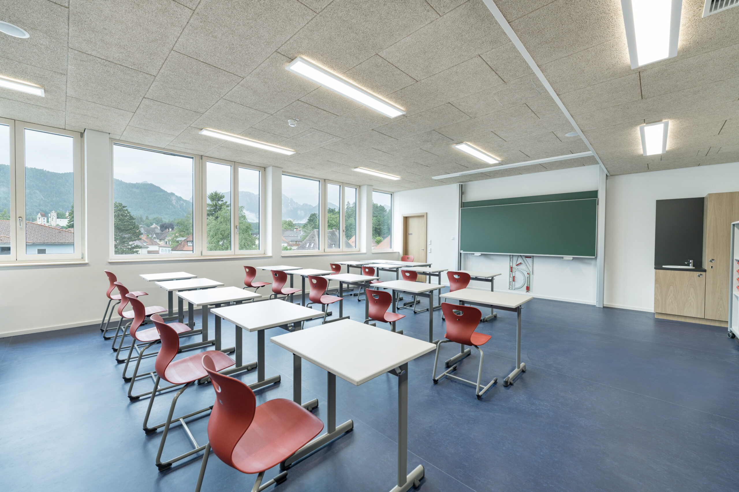 Heller Klassenraum der Anton-Sturm-Mittelschule mit Blick auf Füssen