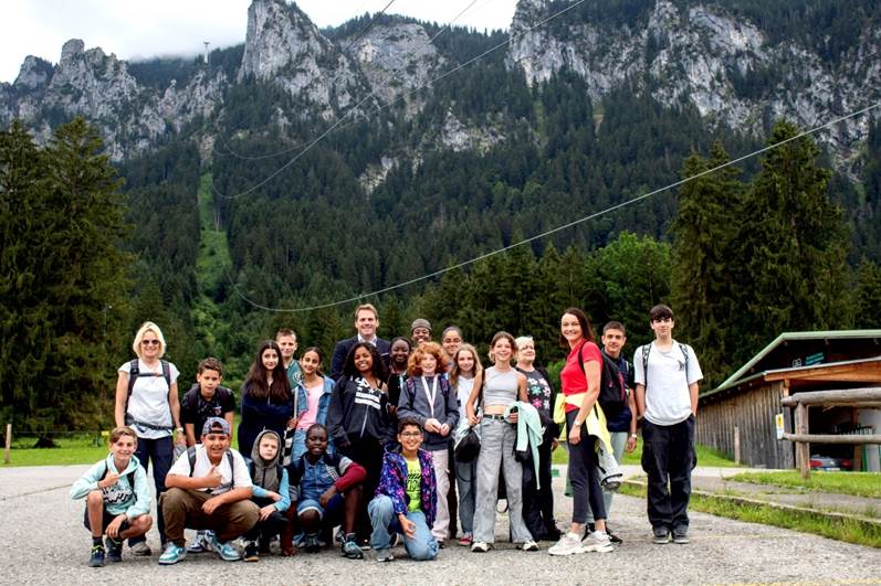 Schülerinnen, Schüler und pädagogische Begleitungen bei einem gemeinsamen Ausflug