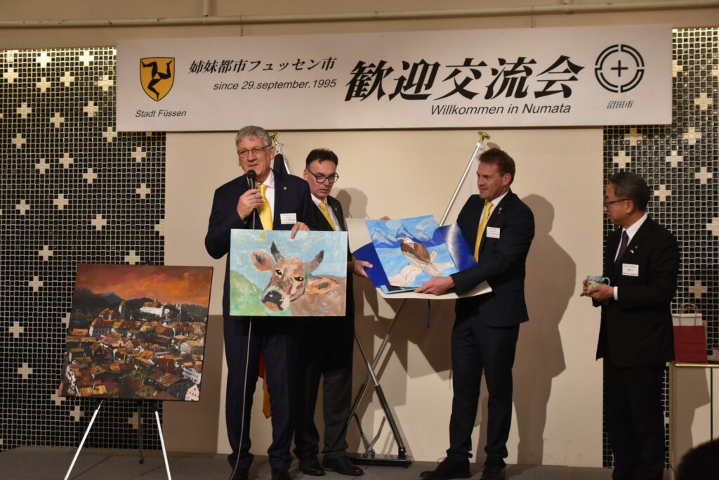 Schülerzeichnungen werden in Japan übergeben